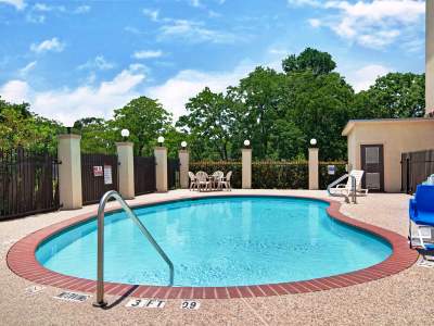 outdoor pool - hotel super 8 by wyndham iah west/greenspoint - houston, united states of america