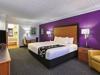 bedroom - hotel travelodge by wyndham houston cy-fair - houston, united states of america