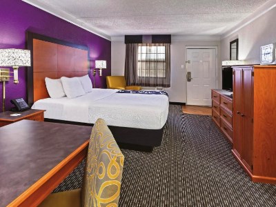 bedroom 3 - hotel travelodge by wyndham houston cy-fair - houston, united states of america