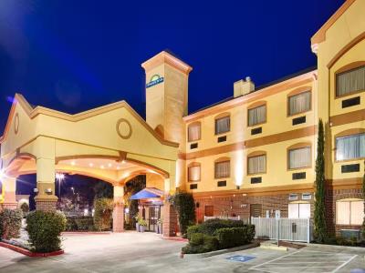 exterior view - hotel days inn and suites sam houston tollway - houston, united states of america
