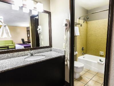 bathroom - hotel best western mccarran inn - las vegas, nevada, united states of america