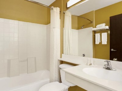 bathroom - hotel baymont wyndham las vegas south strip - las vegas, nevada, united states of america