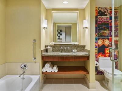 bathroom - hotel renaissance las vegas - las vegas, nevada, united states of america