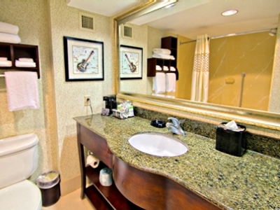 bathroom - hotel hampton inn and suites beale street - memphis, tennessee, united states of america