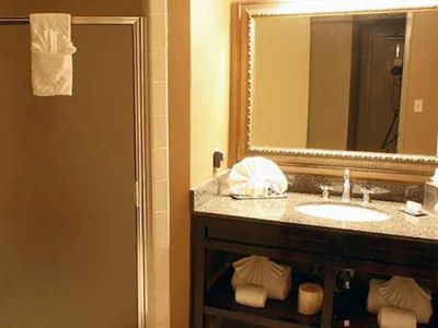 bathroom - hotel doubletree by hilton memphis downtown - memphis, tennessee, united states of america