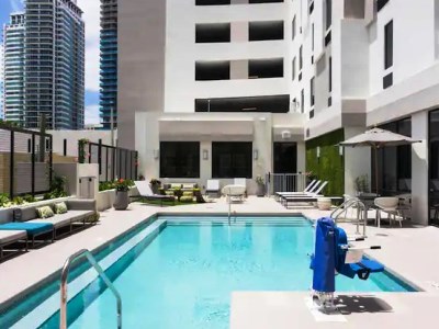 outdoor pool - hotel hampton inn suites wynwood design distr. - miami, florida, united states of america
