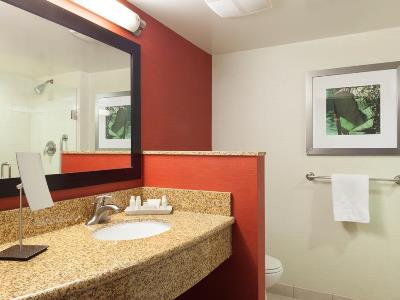 bathroom - hotel courtyard miami airport - miami, florida, united states of america