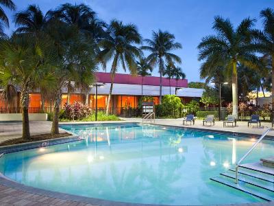 outdoor pool - hotel courtyard miami airport - miami, florida, united states of america