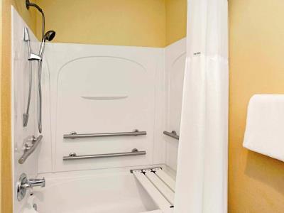 bathroom - hotel baymont by wyndham miami doral - miami, florida, united states of america