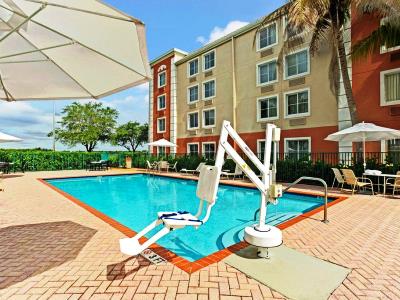 outdoor pool - hotel baymont by wyndham miami doral - miami, florida, united states of america