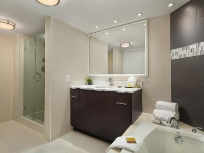 bathroom - hotel doubletree grand biscayne bay - miami, florida, united states of america