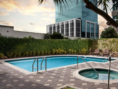 outdoor pool - hotel courtyard miami dadeland - miami, florida, united states of america