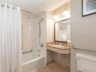 bathroom 1 - hotel doubletree bloomington-minneapolis south - minneapolis, united states of america