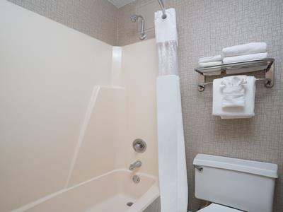 bathroom - hotel days hotel by wyndham university ave se - minneapolis, united states of america
