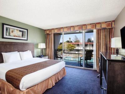 bedroom - hotel travelodge by wyndham monterey bay - monterey, united states of america