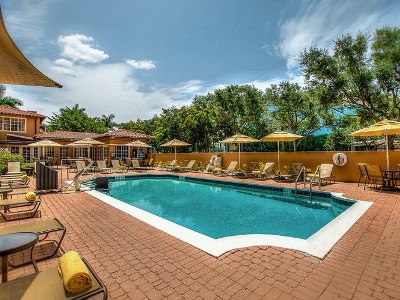 outdoor pool - hotel inn of naples,tapestry collctn by hilton - naples, florida, united states of america