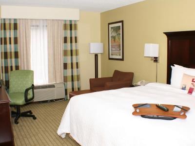 bedroom - hotel hampton inn naples central - naples, florida, united states of america
