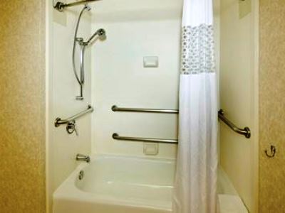 bathroom - hotel hampton inn nashville green hills - nashville, tennessee, united states of america