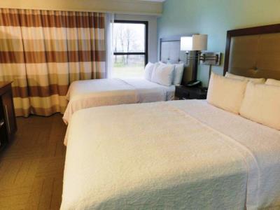 bedroom - hotel hampton inn and suites nashville airport - nashville, tennessee, united states of america