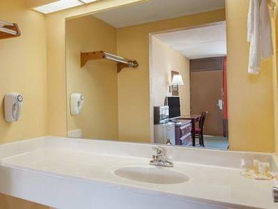 bathroom - hotel days inn saint thomas west hospital - nashville, tennessee, united states of america