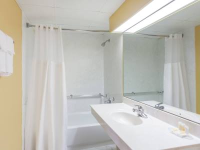 bathroom 1 - hotel days inn saint thomas west hospital - nashville, tennessee, united states of america