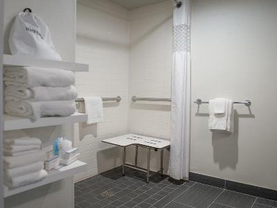 bathroom 1 - hotel hampton inn st.charles ave./garden dist. - new orleans, united states of america
