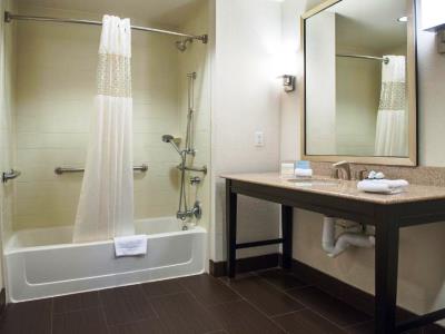 bathroom - hotel hampton inn and suites downtown - new orleans, united states of america