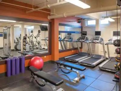 gym - hotel hampton inn and suites convention center - new orleans, united states of america