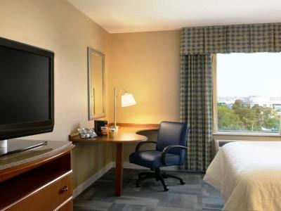 bedroom - hotel hampton inn new york - laguardia airport - la guardia, united states of america