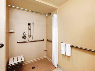 bathroom - hotel hampton inn new york - laguardia airport - la guardia, united states of america