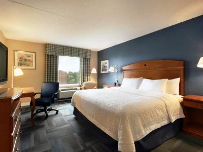 bedroom 1 - hotel hampton inn new york - laguardia airport - la guardia, united states of america