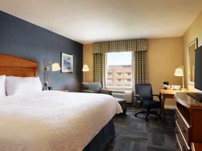 bedroom 2 - hotel hampton inn new york - laguardia airport - la guardia, united states of america