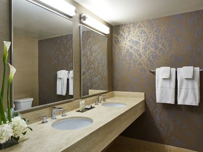bathroom - hotel doubletree by hilton golf palm springs - palm springs, united states of america