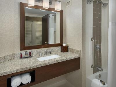 bathroom - hotel philadelphia marriott downtown - philadelphia, pennsylvania, united states of america