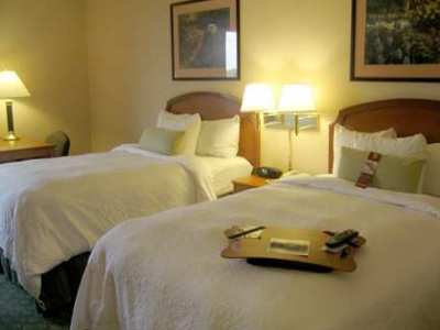 bedroom 1 - hotel hampton inn philadelphia int'l airport - philadelphia, pennsylvania, united states of america