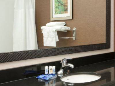 bathroom - hotel fairfield inn philadelphia airport - philadelphia, pennsylvania, united states of america