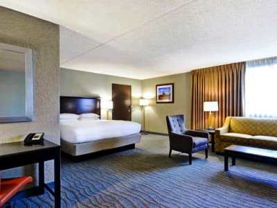 bedroom 2 - hotel doubletree by hilton phoenix north - phoenix, arizona, united states of america