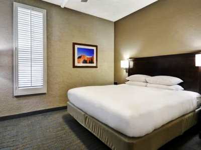 bedroom 3 - hotel doubletree by hilton phoenix north - phoenix, arizona, united states of america
