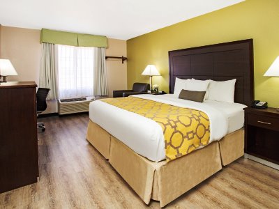 bedroom 2 - hotel baymont by wyndham i-10 near 51st ave - phoenix, arizona, united states of america