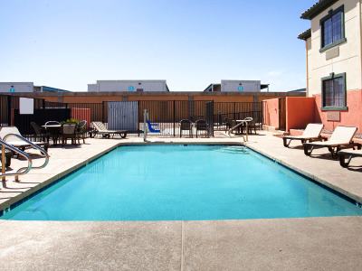 outdoor pool - hotel baymont by wyndham i-10 near 51st ave - phoenix, arizona, united states of america
