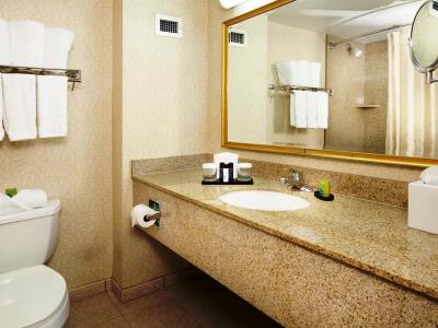 bathroom - hotel embassy suites riverfront promenade - sacramento, united states of america