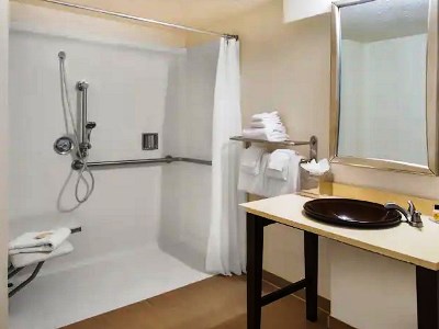 bathroom - hotel wyndham sacramento - sacramento, united states of america