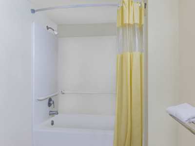 bathroom 1 - hotel days inn by wyndham san antonio - san antonio, united states of america
