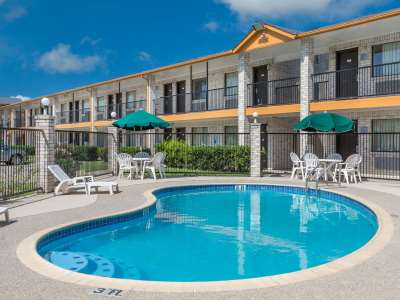 outdoor pool - hotel days inn by wyndham san antonio - san antonio, united states of america