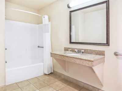 bathroom - hotel days inn morgan's wonderland / ih-35 n - san antonio, united states of america