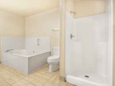 bathroom 1 - hotel days inn morgan's wonderland / ih-35 n - san antonio, united states of america