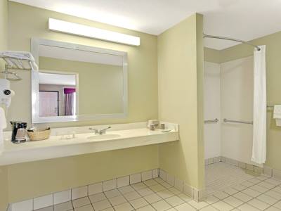 bathroom - hotel days inn san antonio near fiesta park - san antonio, united states of america