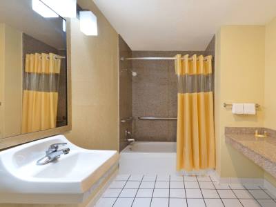 bathroom 2 - hotel days inn san antonio northwest/seaworld - san antonio, united states of america