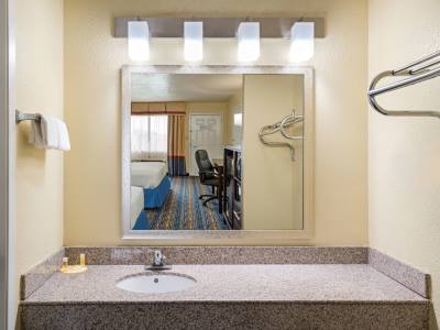 bathroom - hotel days inn san antonio northwest/seaworld - san antonio, united states of america