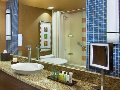 bathroom - hotel hilton palacio del rio - san antonio, united states of america
